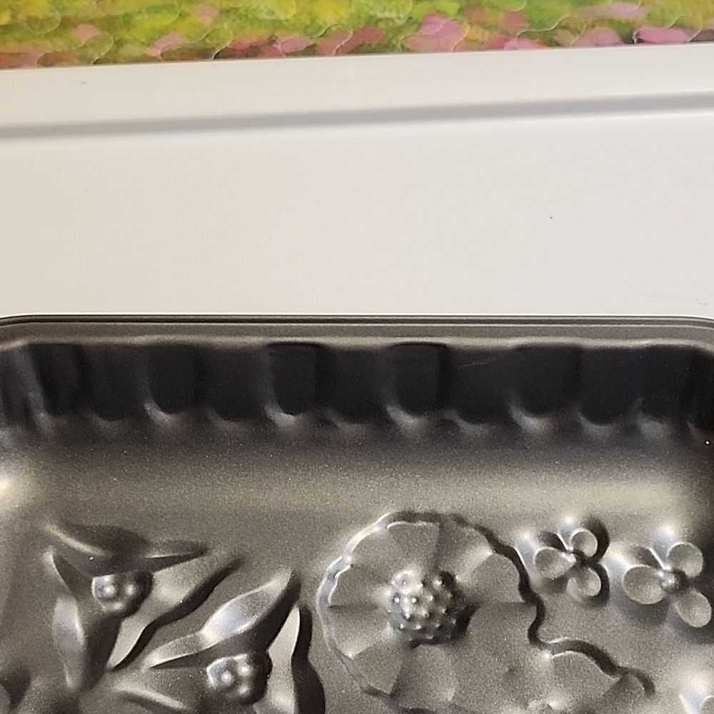 Wilton Floral Cake Pan - Picture 7 of 8